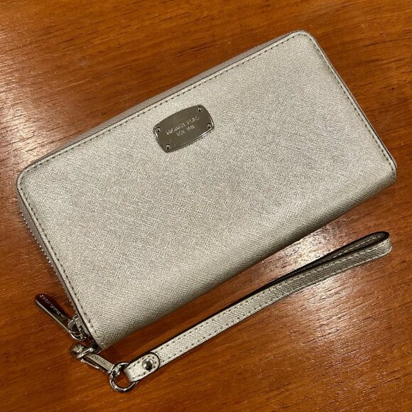 Michael Kors Wallet / Wristlet in silver - Picture 1 of 8